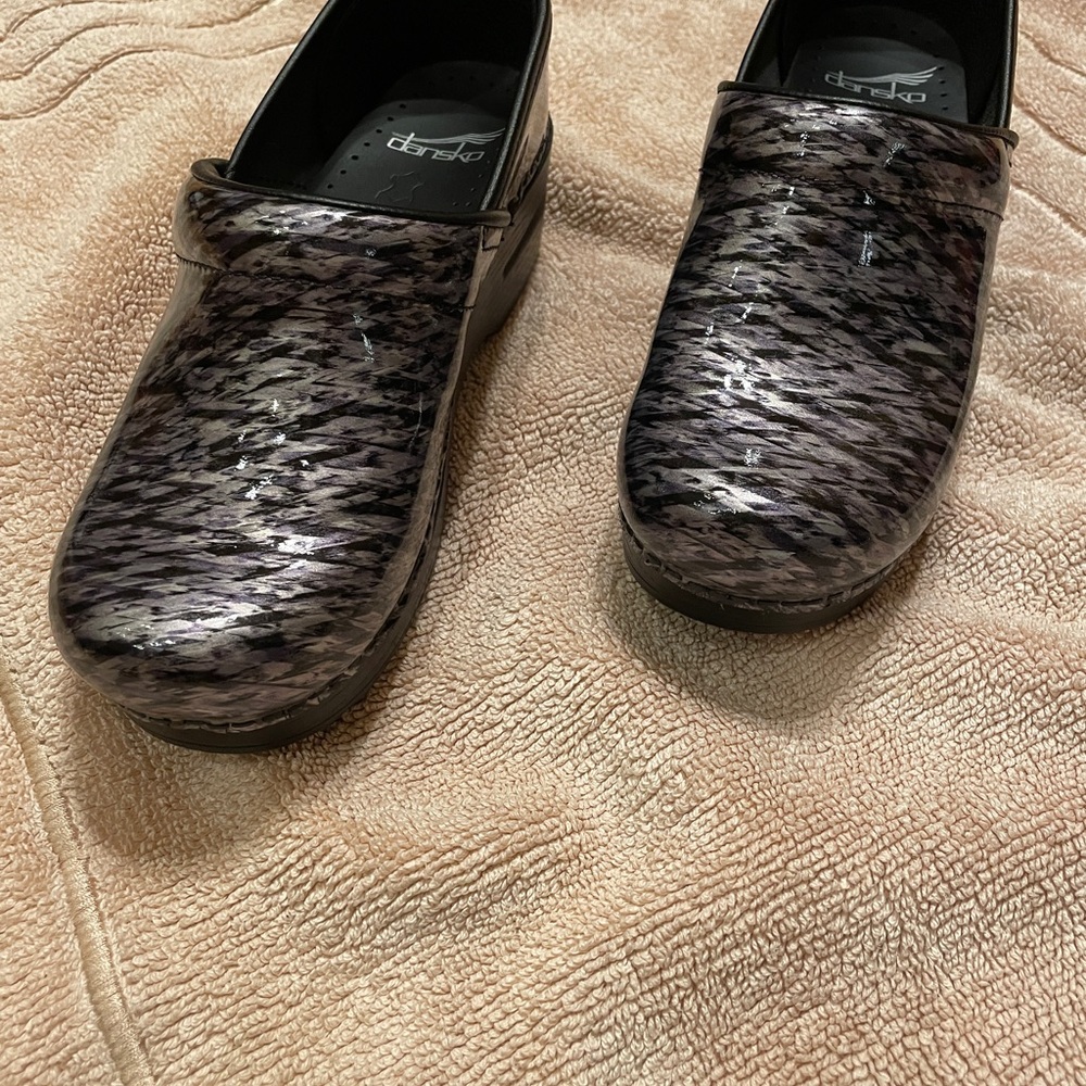 Dansko Gray Patent Clogs - Picture 2 of 10